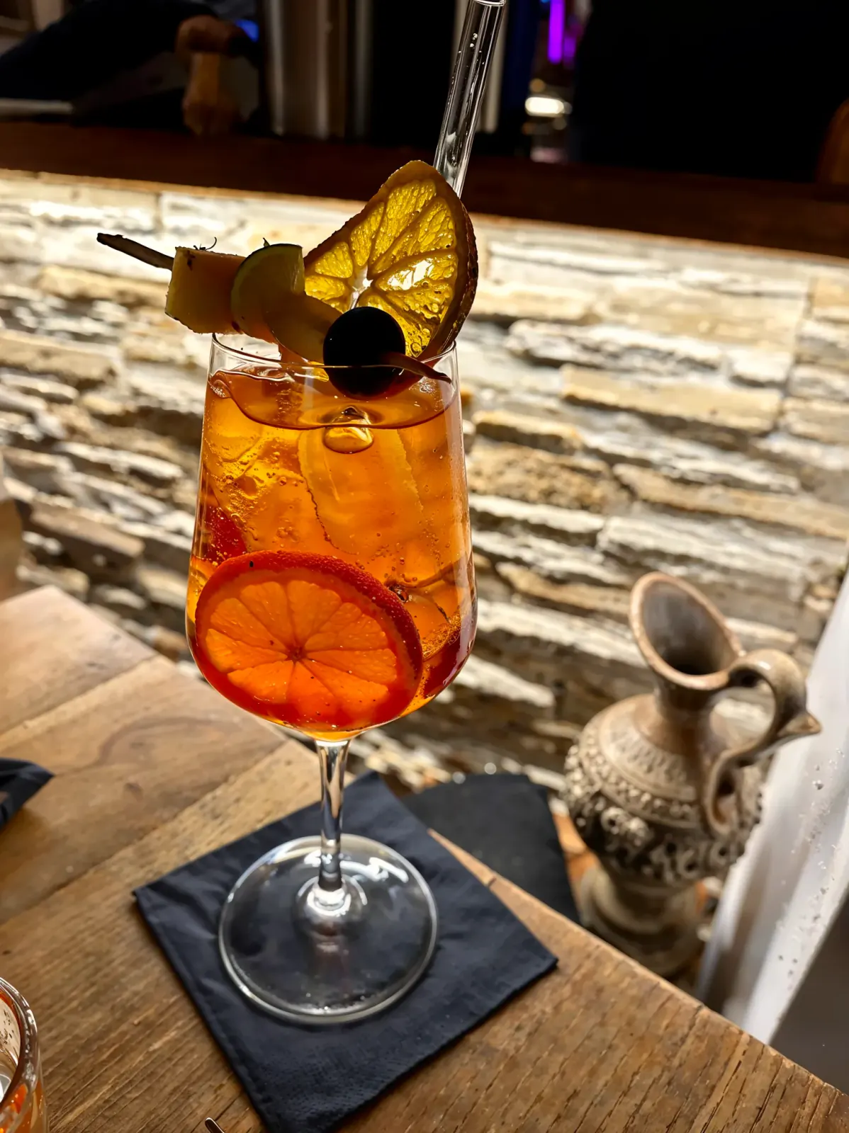 Aperitif mit Orangenscheibe