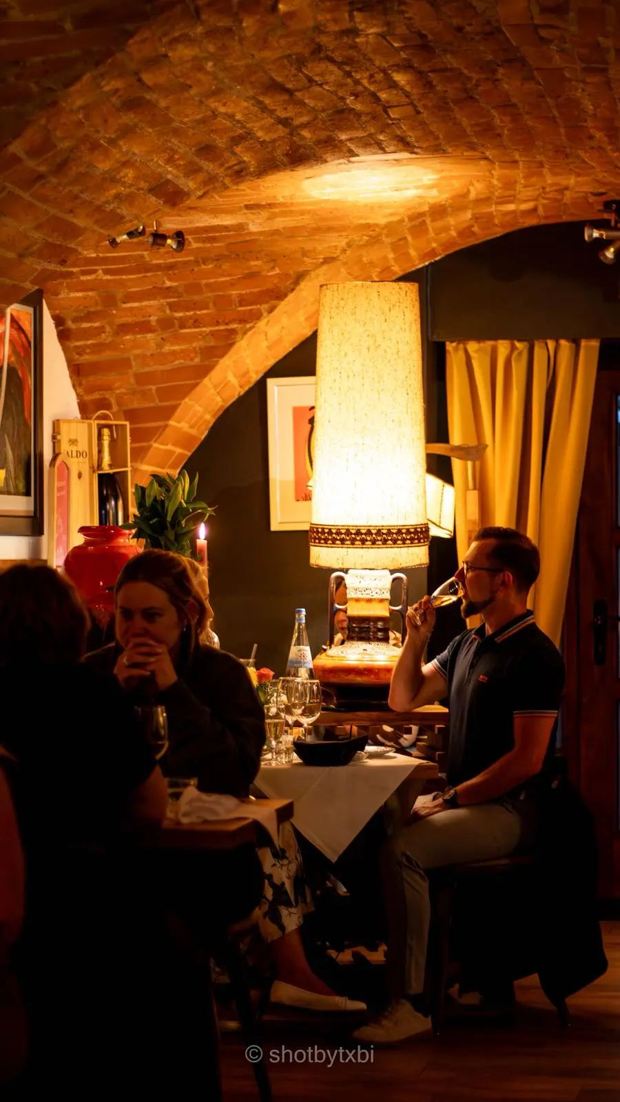 Abendstimmung im Gewölbekeller mit Gästen