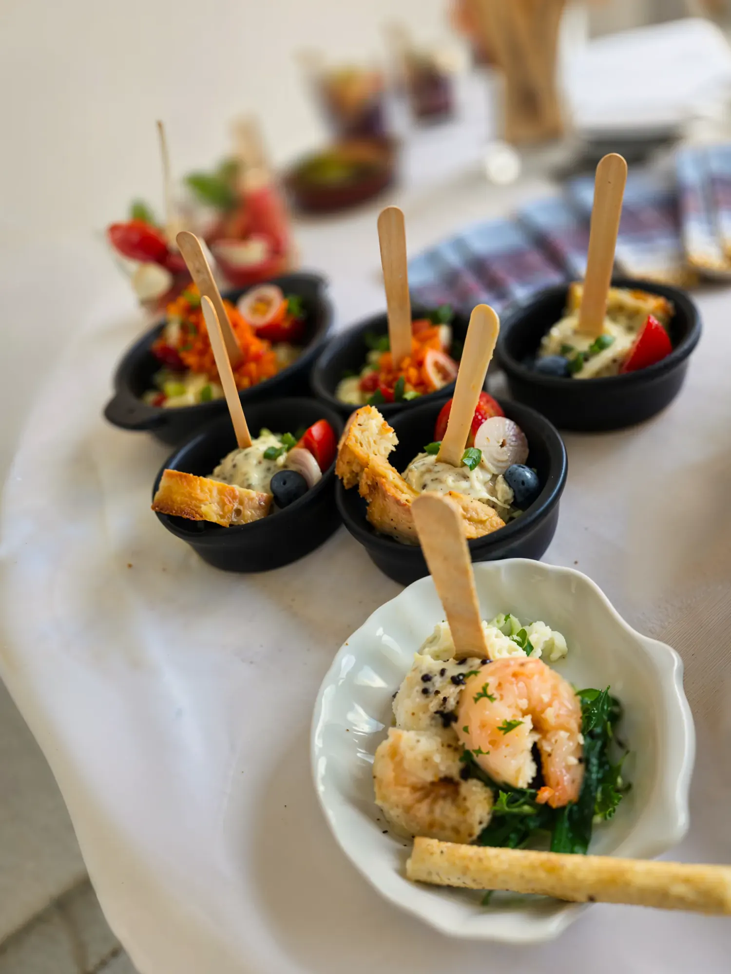 Top-down Tapas-Arrangement mit Garnelen